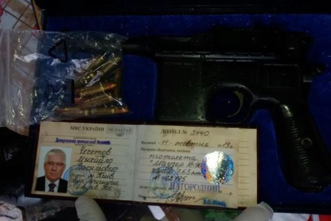 В Киеве во время обыска нашли именное оружие Чечетова. Фото