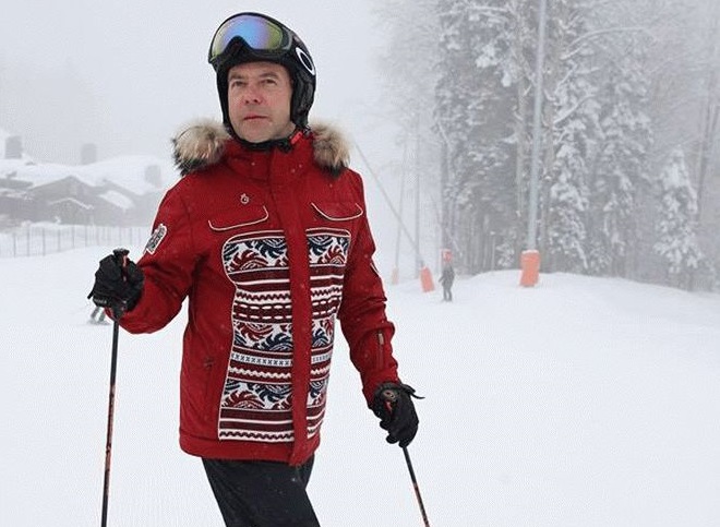 В интернете посмеялись над «лыжным» образом Медведева. Фото