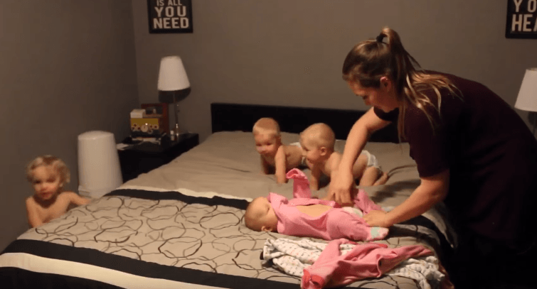 Курьезное видео одевания четырех малышей становится хитом сети