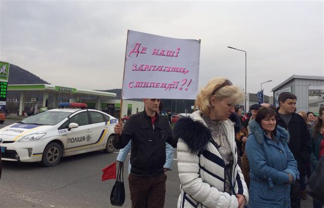 Преподаватели ПТУ перекрыли международную трассу Киев-Чоп. Фото. Видео