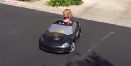 Трехлетняя девочка покорила интернет своей ездой на авто. Видео