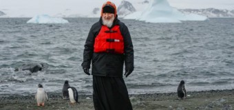 Патриарх Кирилл «поговорил» с пингвинами в Антарктиде. Фотожабы