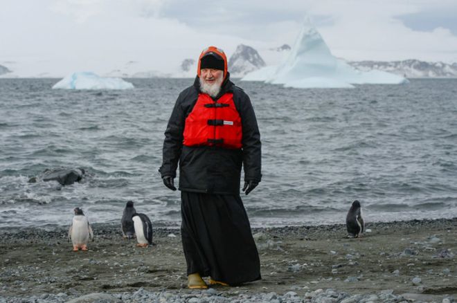 Патриарх Кирилл «поговорил» с пингвинами в Антарктиде. Фотожабы