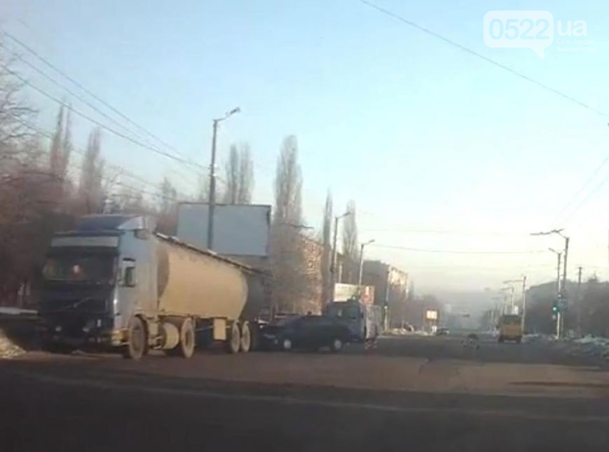 В Кировограде иномарка врезалась в прицеп-цистерну грузовика. Видео