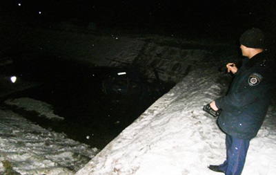 На Черниговщине ВАЗ упал в реку: есть жертвы. Фото