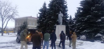 В Харьковской области снесли памятник Ленину. Фото