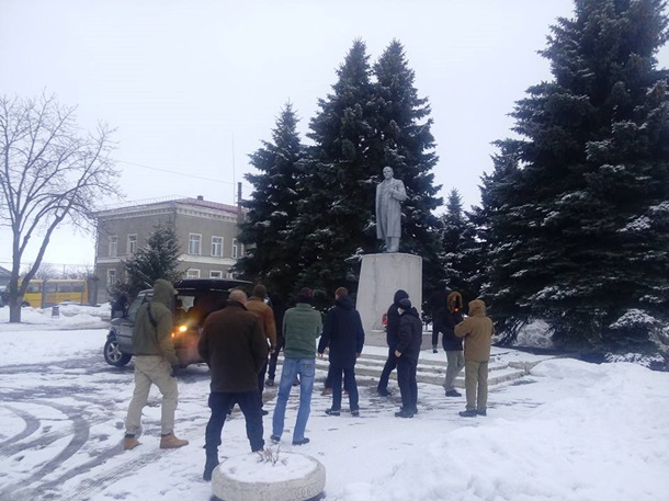 В Харьковской области снесли памятник Ленину. Фото