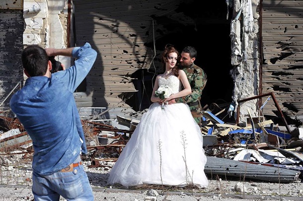 Сеть поразили необычные свадебные фото из Сирии