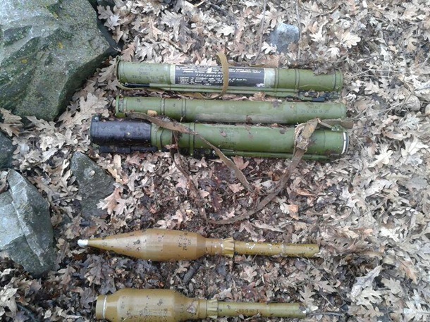В зоне АТО нашли два тайника с гранатометами. Фото