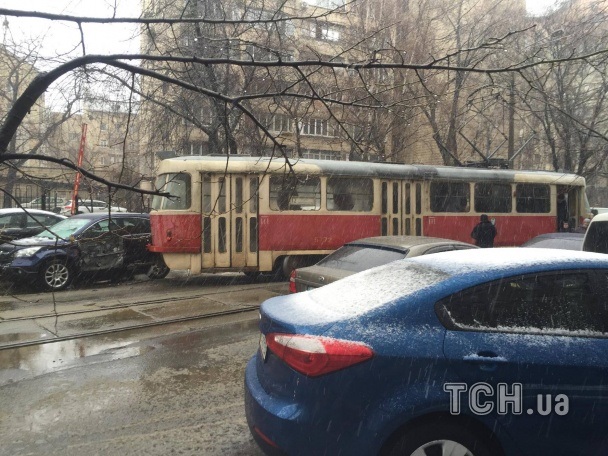 В Киеве на Подоле трамвай сошел с рельсов. Фото