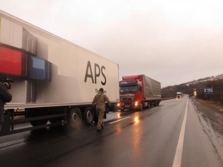 На Закарпатье не пускают российские грузовики. Фото