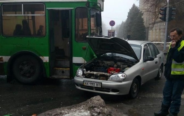 В Харькове троллейбус попал в ДТП. Фото