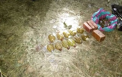 На Донбассе нашли тайник с гранатами и взрывчаткой. Фото