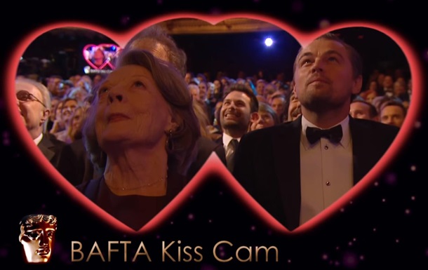 Ди Каприо поцеловал Мэгги Смит на премии BAFTA. Видео