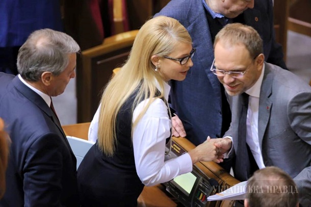 Тимошенко распустила волосы для важного заседания Рады. Фото