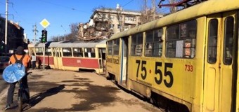 В Харькове трамвай сошел с рельсов. Фото