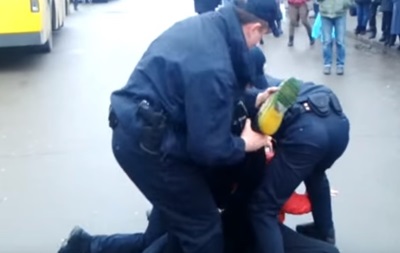 В Киеве мужчина покусал полицейского. Видео