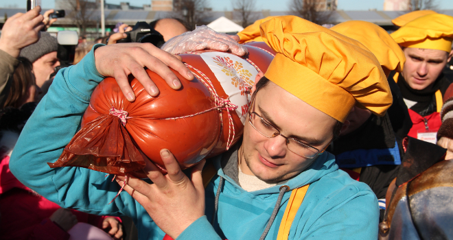 В сети посмеялись над «колбасным» праздником в России. Фото
