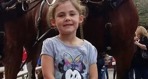 Смешное фото ребенка и улыбающейся лошади становится хитом сети