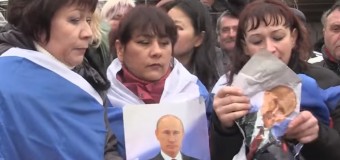 Соцсети шутят над крымчанами, которые защищались портретом Путина. Видео