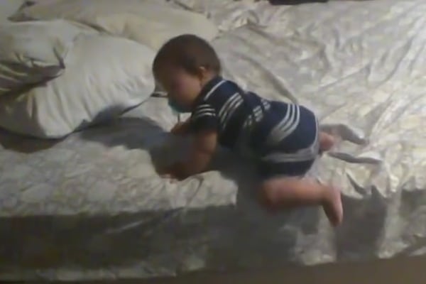 Видео о том, как ребенок пытается слезть с кровати, стало хитом
