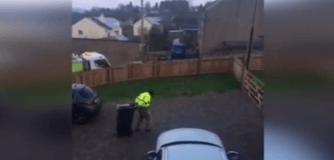 Видео с мужчиной, скользящим по льду с мусорным баком, «взорвало» сеть