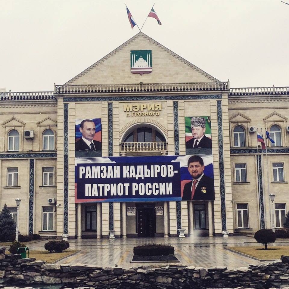 Российский оппозиционер посмеялся над портретами Путина и Кадырова. Фото