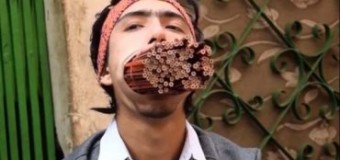 Непалец стал звездой сети, засунув в рот 138 карандашей. Видео