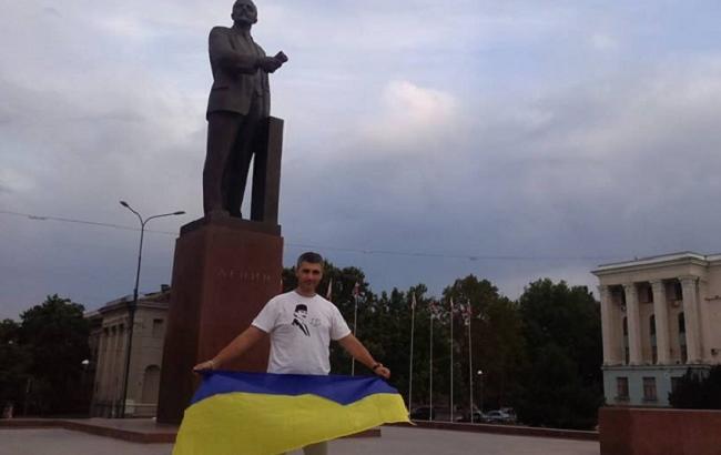 Крымского татарина оштрафовали за фото с украинским флагом