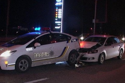 В Киеве автомобиль врезался в полицейскую машину: есть пострадавшие