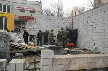 В Одессе жители сами разобрали скандальную постройку