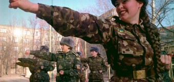 Украинцы выступают за обязательную службу в армии для женщин
