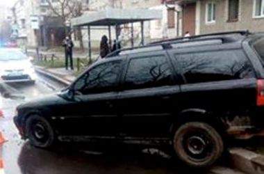 Полицейские Львова со стрельбой преследовали иномарку с пьяной женщиной