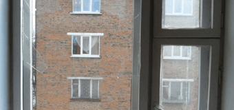 В Сумской области парень сбежал из отделения полиции, выпрыгнув с 4-го этажа. Фото