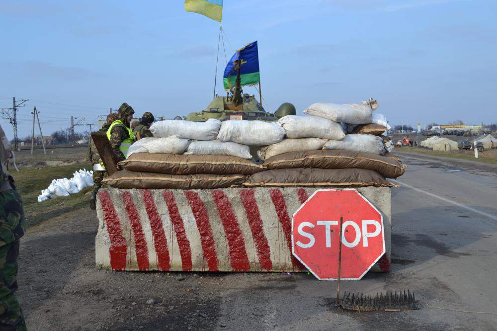 На блокпосту в Донецкой области грузовик снес легковушку: есть жертвы