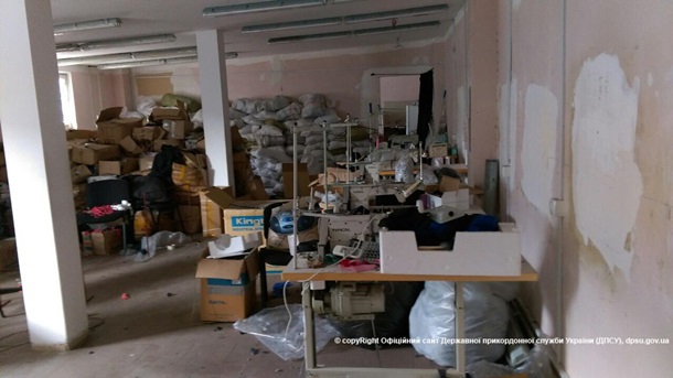 В Одесской области разоблачили фабрику, копирующую фирменную одежду. Фото