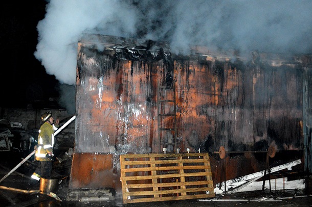 Крупный пожар в Днепропетровске: сгорел ангар с автомобилями. Фото