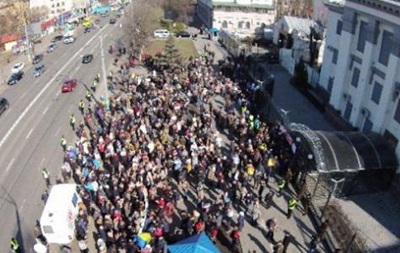 Украинцы пикетировали посольство России в Киеве. Видео