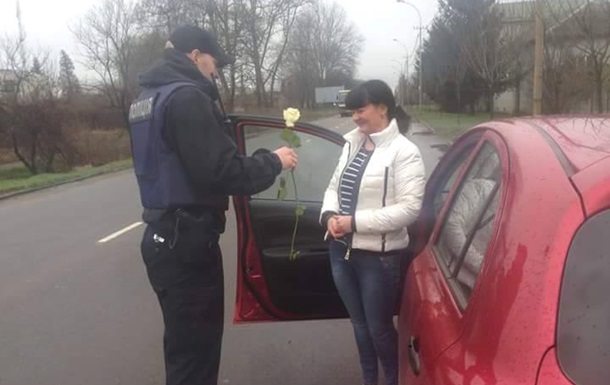 На Закарпатье полицейские дарили девушкам розы. Фото