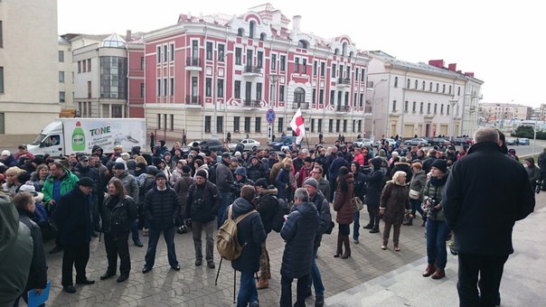 В Минске предприниматели устроили акцию протеста против указа Лукашенко. Фото