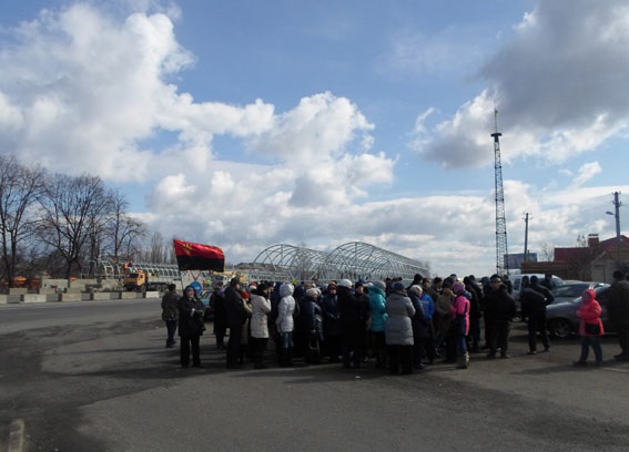 В Полтавской области сотрудники комбината перекрыли трассу международного значения. Фото