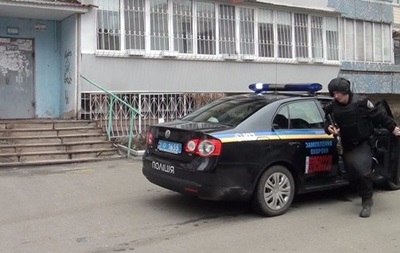 В Киеве вор прятался от правоохранителей в диване. Видео