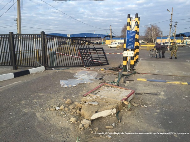 На границе Украины и Молдовы пьяный водитель врезался в пункт пропуска. Видео