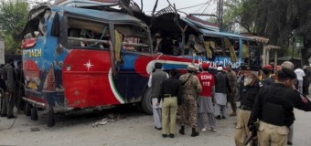 В Пакистане подорвали автобус, который перевозил госслужащих: не менее 15 погибших. Фото