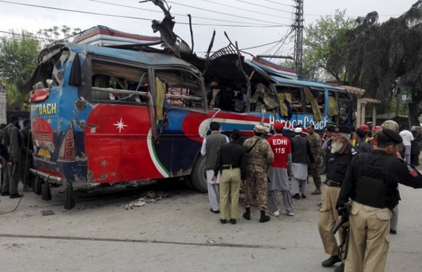 В Пакистане подорвали автобус, который перевозил госслужащих: не менее 15 погибших. Фото