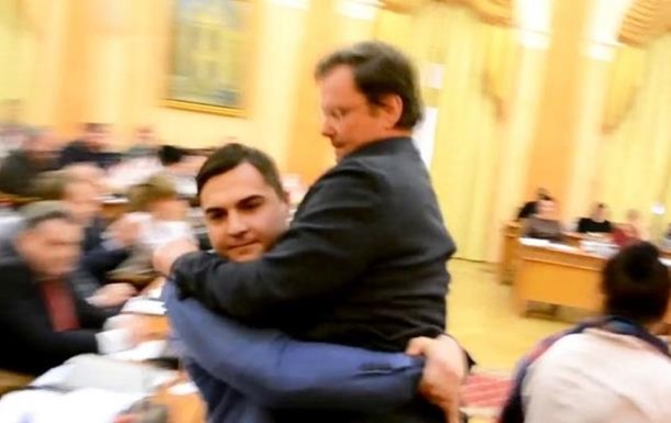 Заместителя Саакашвили вынесли из зала заседания. Видео