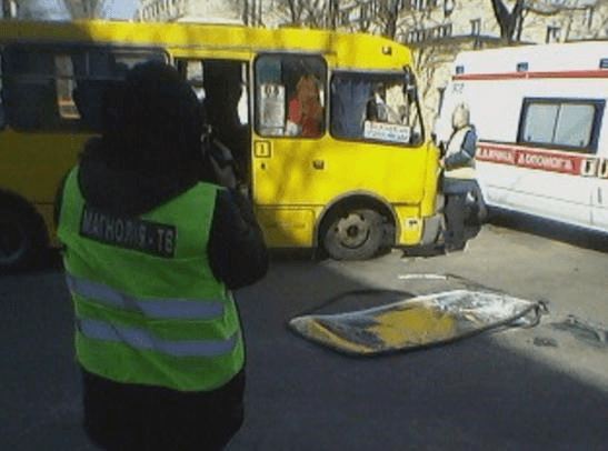 В Киеве произошло ДТП с участием маршрутки и внедорожника. Фото