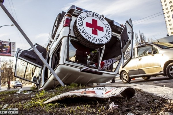 Джип Красного креста перевернулся в центре Донецка. Фото