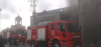 В Тбилиси произошел пожар в соборе Святой Троицы. Фото