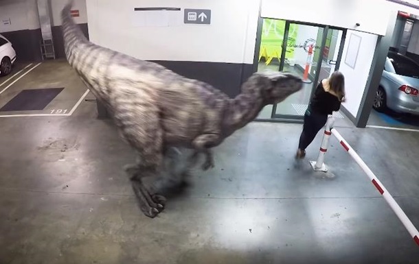 Курьезный розыгрыш с динозавром «взорвал» интернет. Видео